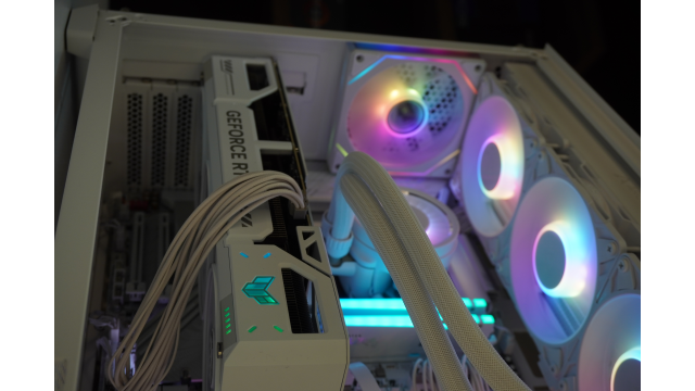 Absolute Zero — Intel Ultra 7 265KF / RTX 5070 Ti / 32GB DDR5 White